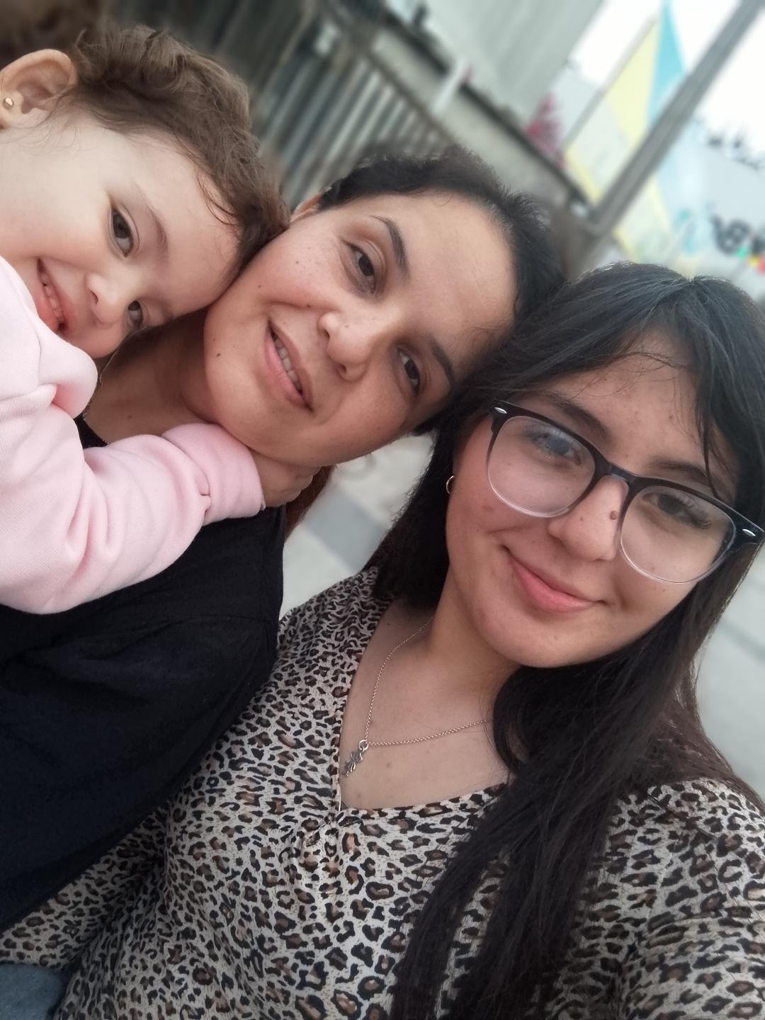 Yenifer Albarrán con sus hijas